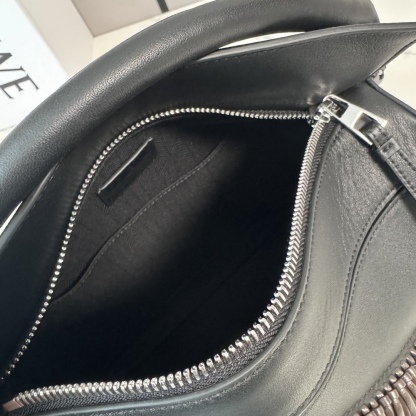 L⊚℮w℮🌟新款🆕小號經典牛皮革Fringe Puzzle手袋
Puzzle 以別具一格的幾何線條勾勒長方體造型*此小號版本採用經典牛皮革製成，搭配手工打結流蘇裝飾。手袋為新春系列作品。小號Puzzle可以容納例如一隻大號錢包，所有尺寸的手機和太陽鏡，肩背或斜挎*手拿或頂部提手攜帶*肩帶可調節，可拆卸*一個內部插袋和一個外部後方拉鍊口袋*拉鍊開合帶牛皮革拉鍊頭*人字紋棉質帆布襯里Anagram 壓紋🌟
size:24*10.5*16CM
型號：062611（配全套包裝）