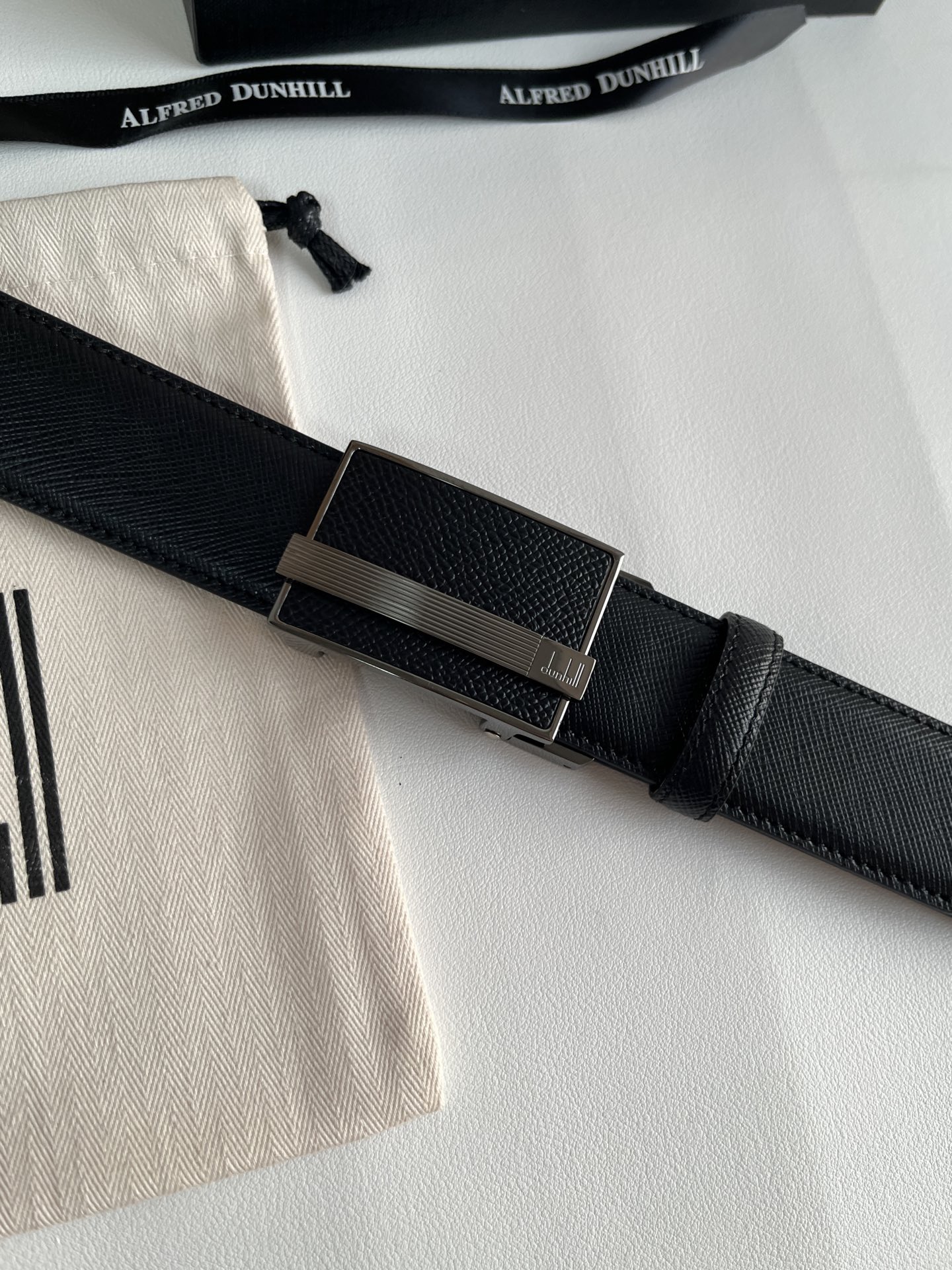 登喜路（Dunhill）是一家英國倫敦的男士奢侈品牌。皮帶以其精湛的工藝和經典的設計，成為男士配飾中的精品。皮帶的質感好、耐用性強，商務休閒百搭款！