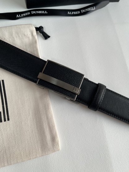 登喜路（Dunhill）是一家英國倫敦的男士奢侈品牌。皮帶以其精湛的工藝和經典的設計，成為男士配飾中的精品。皮帶的質感好、耐用性強，商務休閒百搭款！