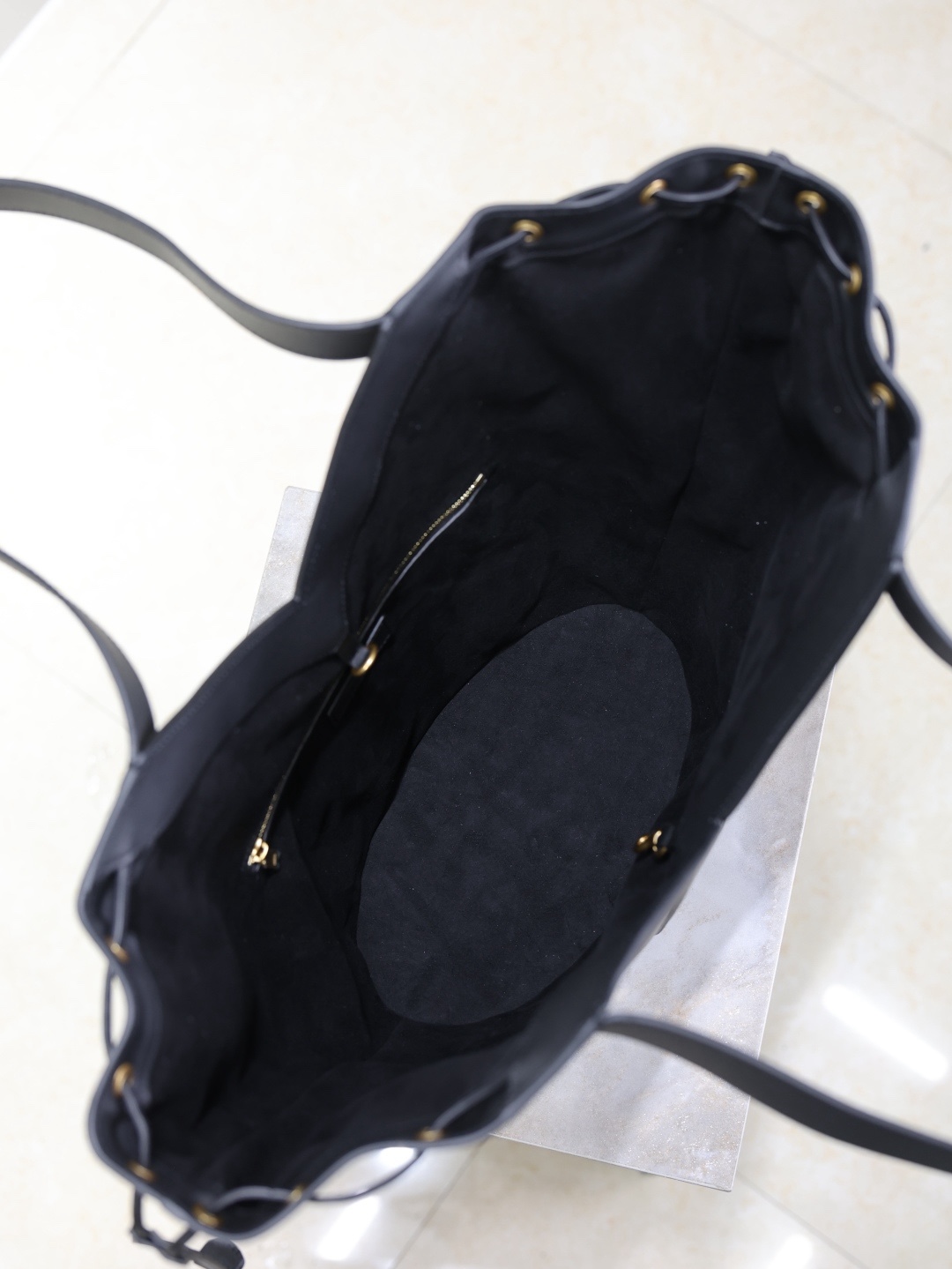 Y大號皮革HOBO手袋
精細粒面皮革HOBO手袋，同色系皮革全襯里設計。
這款超輕手袋得名於靈感源自品牌典藏設計的精緻Y標誌縫線。
抽繩系帶可將兩側收緊或展開，打造不同廓形。
內部設有拉鍊口袋和黃銅鈎扣。
型號：833160
尺寸：26/50×15×34cm