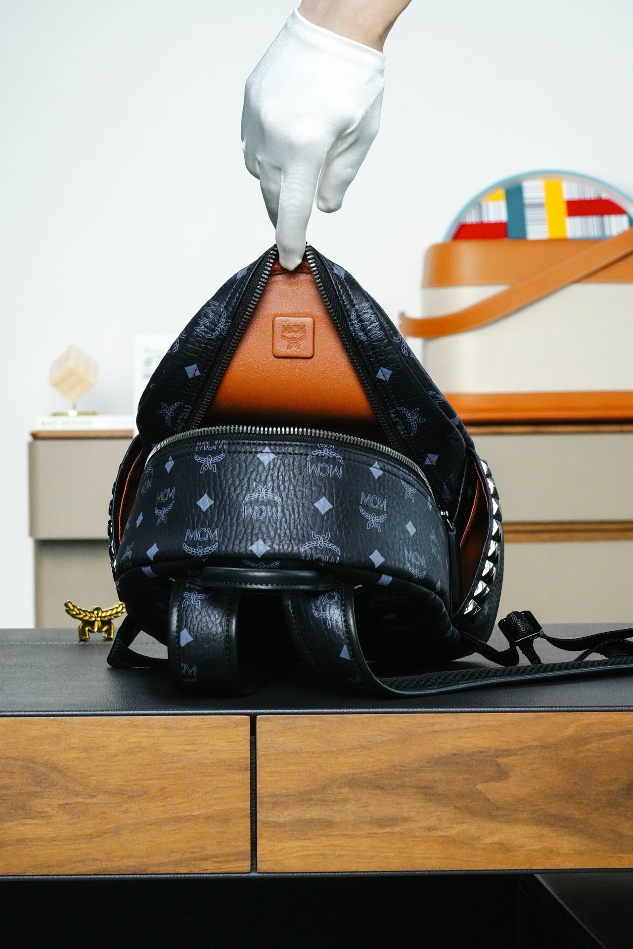 ⚠️®全新升级®𝙈𝘾𝙈 𝙎𝙩𝙖𝙚𝙠 𝙑𝙞𝙨𝙚𝙩𝙤𝙨
实拍黑色小号#铆钉双肩包老花满印黑色标志性的 Visetos 黑色涂层 # 结构化设计拥有宽敞的内部空间和金字塔形铆钉饰边 造型风格前卫 # 男女同款包 # 背包里的黑酷天花板