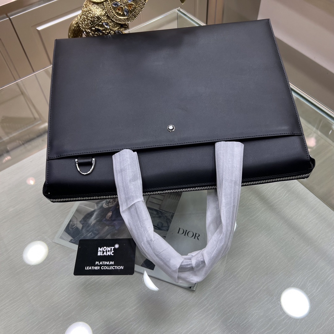 Montblanc International（萬寶龍）🔥萬寶龍新款男士定型公文包，採用進口頭層定型牛皮製作，搭配頂級五金配件，帶密碼鎖，在公文包系列中實屬佼佼者。商務人士與潮流達人皆適用的款式。[色]喜歡的速度下單✅
型號：1161-1
尺寸：39-29-10
顏色：黑色、啡色