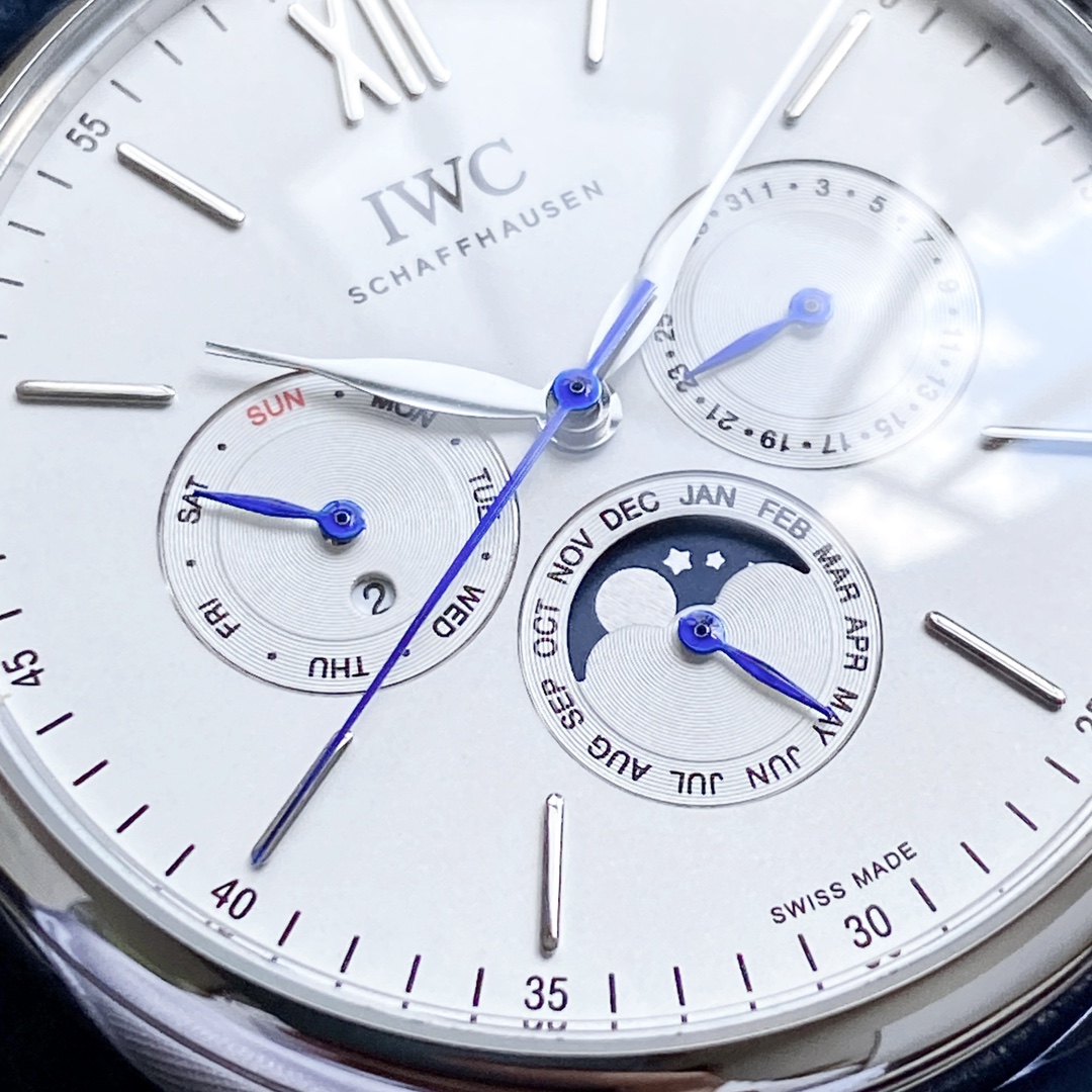 🔥顏值巔峰  傾情演繹🔥
IWC旗下最耀眼的明星，萬年一瞬，品鑒IWC萬國柏濤菲諾萬年曆腕表！
1⃣️ 【機芯】採用3836-2型自制機芯，其機芯運轉穩定，月相處更是1:1還原正品，在光線下月相中的星星太陽更是明亮發光，走時精准，幾乎零返修！
2️⃣【表殼】正品開模，1:1完美還原！腕表尺寸40mm，整個表殼採用獨家研發的CNC精磨工藝，與原裝工藝效果如出一轍！
3️⃣【錶盤】錶盤12刻度細節精益求精，1:1還原鍍銀錶盤，9位更是1:1還原閏年設計，採用雙面防反光拱形鍍膜鏡面，使其整體錶盤質感更佳
