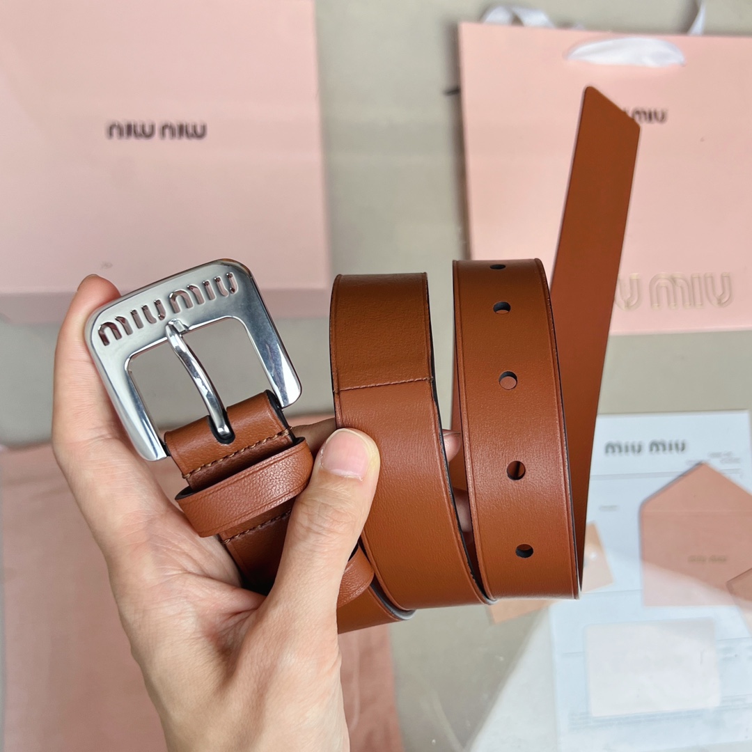 Miumiu焦糖色軟羊皮腰帶 這款軟羊皮腰帶設計簡約而優雅。金屬搭扣飾以Miu Miu徽標，品牌格調一覽無余。徽標裝飾金屬搭扣
寬度: 3cm