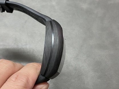 法蘭克穆勒 法穆蘭 Frank Muller 先鋒系列 一體陀飛輪 1.重金定制的真陀飛輪機芯。該陀飛輪的成功誕生突破瑞士制表技術封鎖。裸眼便能清楚觀賞陀飛輪運作的美感！極具視覺觀賞性之余，再度挑戰制表工藝極限。鏤空表橋經精心設計以突出腕表的結構，令人一見傾心。陀飛輪的上表橋部分飾有品牌的縮寫字母。2.經過精密加工的“三明治”弧形表殼！經過A級打磨，拉絲。3.鏡面由一整塊35.6mm×40.6mm橋形藍寶石玻璃。4.錶帶由橡膠膠底，上層貼意大利牛皮。佩戴舒適度極好。5.表扣使用和原裝一樣折疊扣