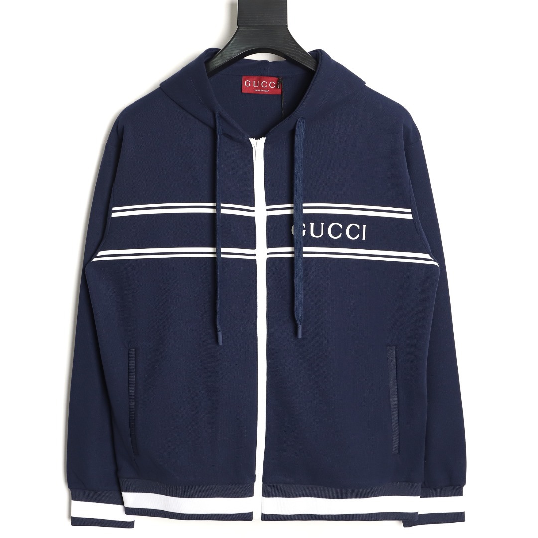 Gucci/古馳 G字母膠條拉鍊連帽外套
這款單品出自Lido系列，設計靈感源自意大利海岸的夏日風情和海灘俱樂部，早秋系列聚焦基礎廓形與經典細節，匠心呈獻日常服飾和晚裝造型，這款休閒連帽衛衣採用平紋針織面料精制而成，中央貫穿點綴G標識條紋印花，男女同款，定制輔料三標
A Size:S-XL