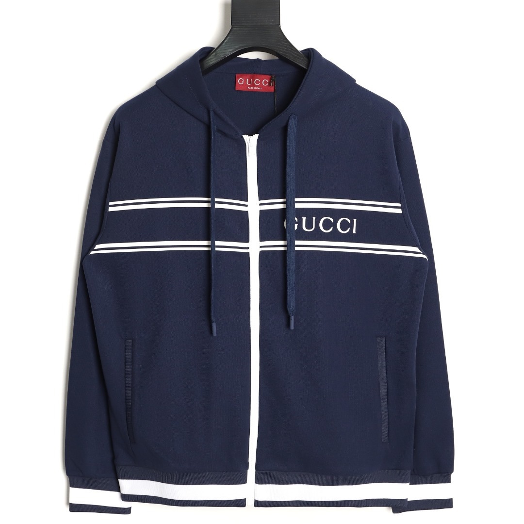 Gucci/古馳 G字母膠條拉鍊連帽外套
這款單品出自Lido系列，設計靈感源自意大利海岸的夏日風情和海灘俱樂部，早秋系列聚焦基礎廓形與經典細節，匠心呈獻日常服飾和晚裝造型，這款休閒連帽衛衣採用平紋針織面料精制而成，中央貫穿點綴G標識條紋印花，男女同款，定制輔料三標
A Size:S-XL