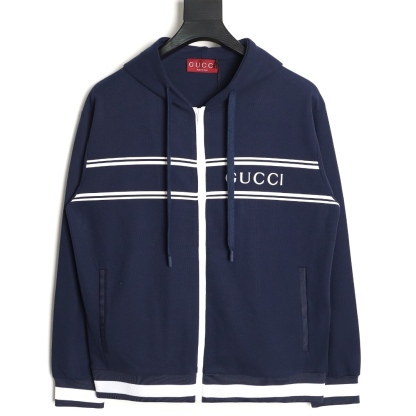Gucci/古馳 G字母膠條拉鍊連帽外套
這款單品出自Lido系列，設計靈感源自意大利海岸的夏日風情和海灘俱樂部，早秋系列聚焦基礎廓形與經典細節，匠心呈獻日常服飾和晚裝造型，這款休閒連帽衛衣採用平紋針織面料精制而成，中央貫穿點綴G標識條紋印花，男女同款，定制輔料三標
A Size:S-XL