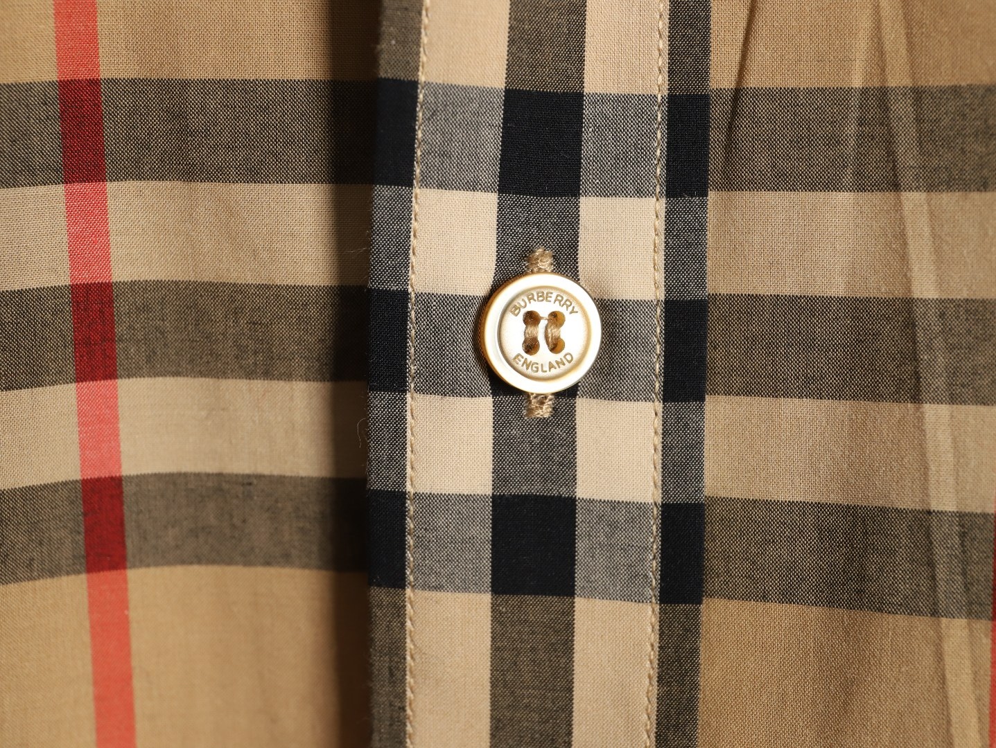 Burberry/巴寶莉 經典大格紋棉質長袖襯衫
面料採用雙股80支梭織小斜紋面料，格紋對位，
紗線定織定染，每個獨立的尺碼都是定位裁片，前幅，口袋，
袖子等部位都是對格對位的，工序複製，費時費料，採用純天然珍珠貝殼紐扣，
洗水嘜定制，多處手工一片一片激光剪裁對位，
所有工序，用料都是ZP做法，區別市面一眼假版本
此款更是絕對不能錯過的珍寶級別產物！！
顏色：卡其大格
S Size：S-XL