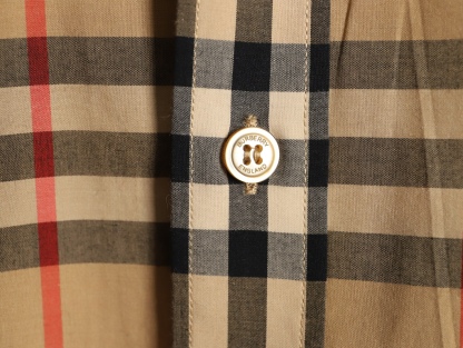 Burberry/巴寶莉 經典大格紋棉質長袖襯衫
面料採用雙股80支梭織小斜紋面料，格紋對位，
紗線定織定染，每個獨立的尺碼都是定位裁片，前幅，口袋，
袖子等部位都是對格對位的，工序複製，費時費料，採用純天然珍珠貝殼紐扣，
洗水嘜定制，多處手工一片一片激光剪裁對位，
所有工序，用料都是ZP做法，區別市面一眼假版本
此款更是絕對不能錯過的珍寶級別產物！！
顏色：卡其大格
S Size：S-XL