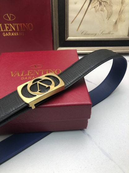 華倫天奴：原單頭層小牛皮燙印花紋，內襯頭層牛皮底，營造織紋外觀。飾以標誌原單扣。專櫃寬度4.0