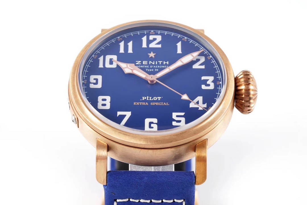 SⅤ又添新作真利時飛行員系列2019年度新款 好萊塢大片青銅騎士殺到！！！真力時是胡歌和靳東等“老幹部”們十分喜歡佩戴的腕表品牌之一，這款青銅材質的腕表散髮著一身正氣，本身就是腕表界的“老幹部”，戴上它足以從外在增添內涵。腕表45毫米的表殼由青銅打造，表鏡採用弧形雙面防眩處理藍寶石水晶，淺變綠色錶盤上粗體阿拉伯數字時標和鍍金琢面的指針上都覆有SuperLuminova SLN C3超級夜光物料，夜間仍可清晰讀取時間，SV 真力時飛行員系列，實現你的大飛夢