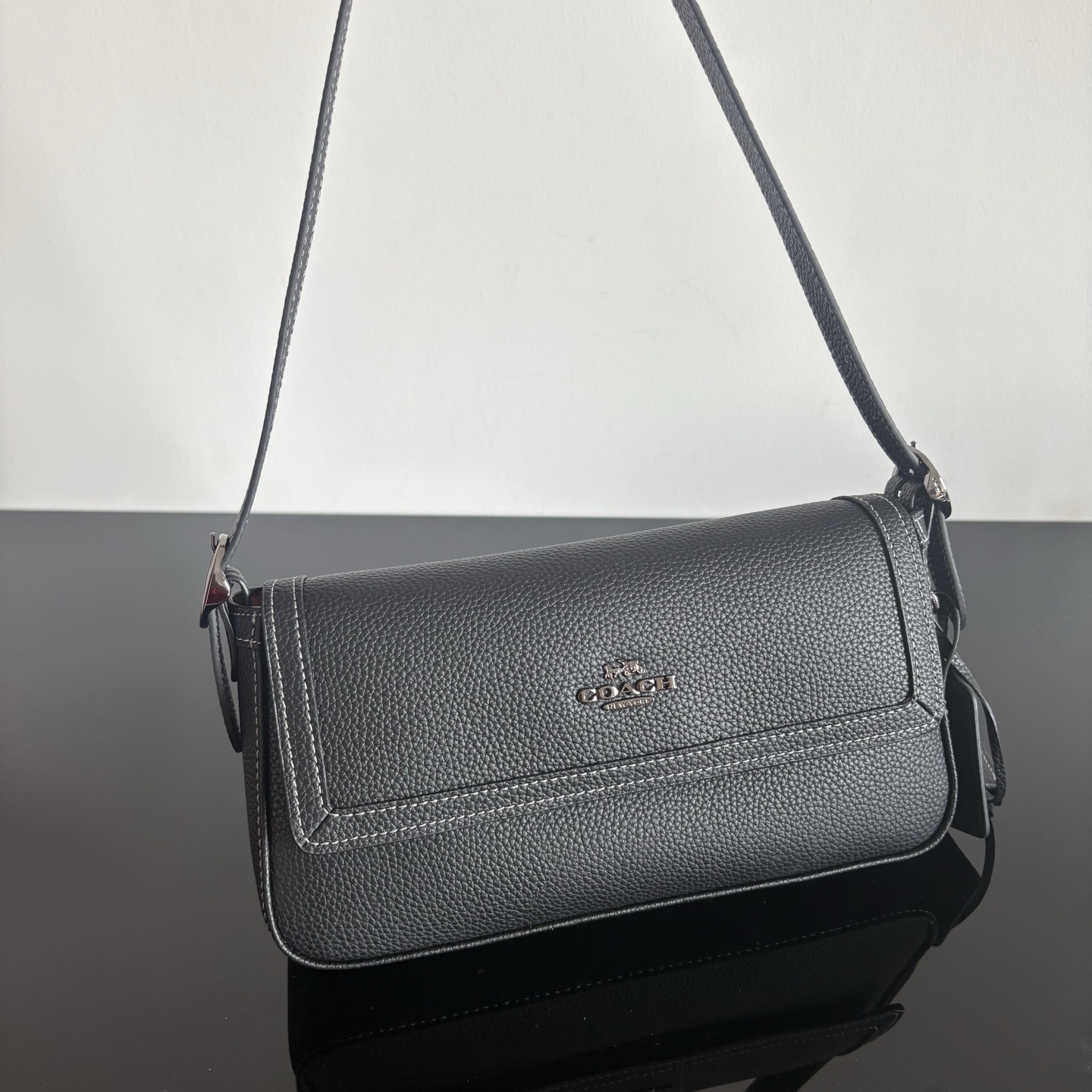 
【新品】COACH/蔻馳奧萊女士ETTA25號翻蓋單肩包腋下包高級通勤 CCV64尺寸25*13.5*6