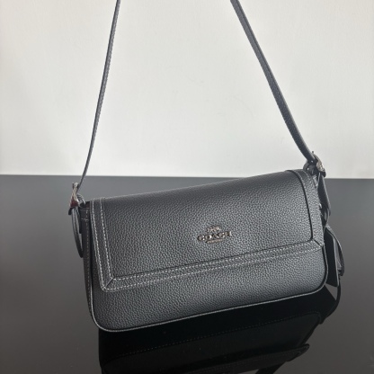 
【新品】COACH/蔻馳奧萊女士ETTA25號翻蓋單肩包腋下包高級通勤 CCV64尺寸25*13.5*6