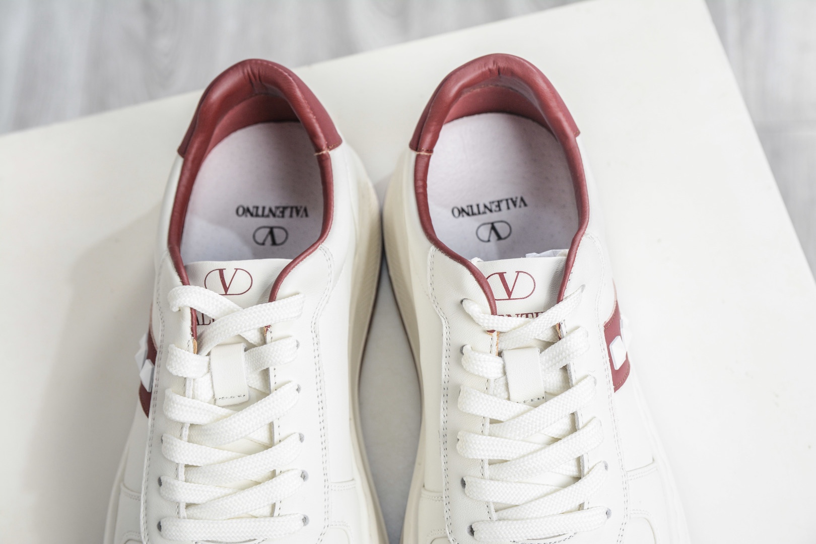 Valentino 華倫天奴 Rockstud untitled 厚底休閒鉚釘小白鞋 
尺碼：39 40 41 42 43 44（皮鞋碼）
