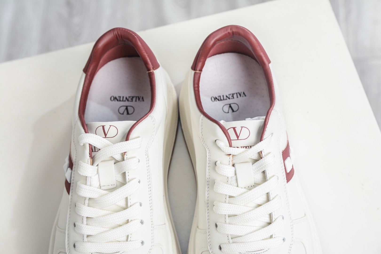 Valentino 華倫天奴 Rockstud untitled 厚底休閒鉚釘小白鞋 
尺碼：39 40 41 42 43 44（皮鞋碼）