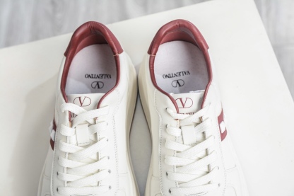 Valentino 華倫天奴 Rockstud untitled 厚底休閒鉚釘小白鞋 
尺碼：39 40 41 42 43 44（皮鞋碼）