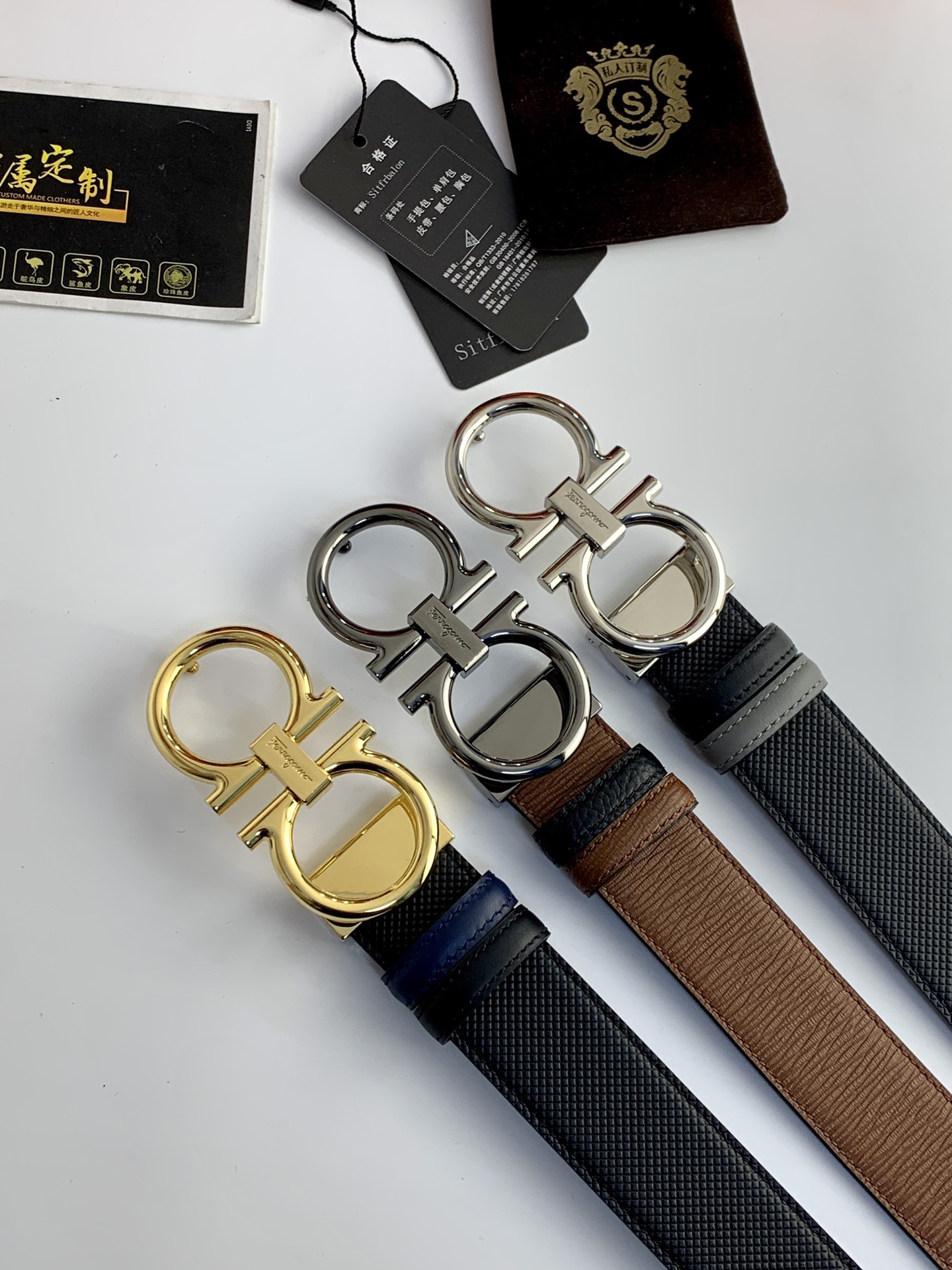 〖F家〗這款皮帶採用雙面小牛皮，搭配純銅八字扣，打造高雅考究的造型。寬3.5cm，長度可調節，達到量身定制般的修身效果。