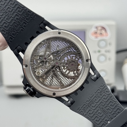 『新廠-NEW Factory』羅傑杜彼王者競速倍耐力單行陀飛輪#全鏤空背透高級感型號分別：RDDBEX0815、RDDBEX0817腕表，這款腕表極具羅傑杜彼品牌代表性的設計，星型的框架設計，凱爾特十字架形陀飛輪，配有秒盤和小秒針，更顯機械感，幾乎一眼就可識別。表殼直徑45mm，厚度13.5毫米，搭載海鷗定制RD505SQ手動上鏈機芯，機芯上夾板與魚鱗紋打磨在內的各種超卓精修。          
（非市面其他小廠可比）
注：特點 
1.表殼：鈦合金表殼與原裝同步。
2.機芯：一體陀飛輪機芯以六方位精准