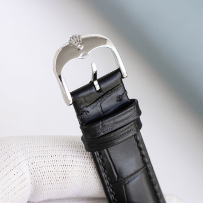 最新力作，市場最高版本最新推薦款，勞力士👑切利尼月相系列.男士腕表簡單不失大氣[勝利]搭載精准瑞士ETA2824-2機芯（6字位真日曆與24小時日月星辰功能）40mm表徑，316精鋼表殼，耐磨抗刮藍寶石玻璃，原裝品質針扣，具備超強防水功能，搭配意大利牛皮讓手腕更貼合舒適！TW工廠出品的勞力士充分體現了高級制表業最純粹的傳統！適合各種商務場合，簡斂精緻不失優雅！