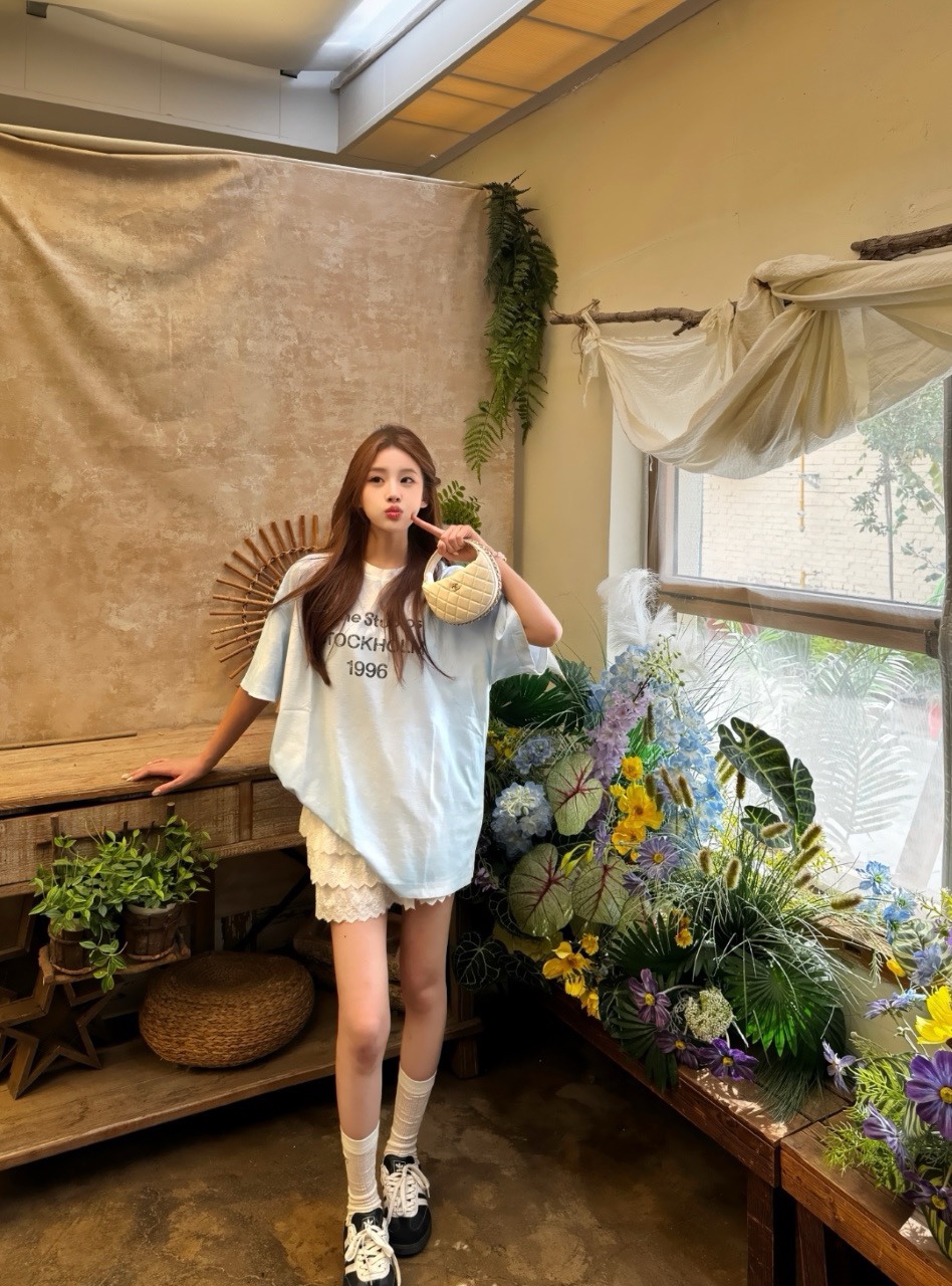 🔝Acne Studios 26SS 1996字母印花短袖T恤
面料是定制定染的32支220g原版雙紗棉，胚布經過高盂環保染色，裁大貨前還要進行高溫環縮水，降低縮水率的同時使得手感更柔軟舒適，印花方面必須五層膠漿，第一遍必須為進口打底漿，填平布料上極為細小的線洞，再由高溫床烤乾再劇頗色，採用油墨因熱平網印花，一共刷五層，每一層間隔為時間為30分鐘，才能保證出來的成品保持原版的質感，全套開發輔料
尺碼：S-XL