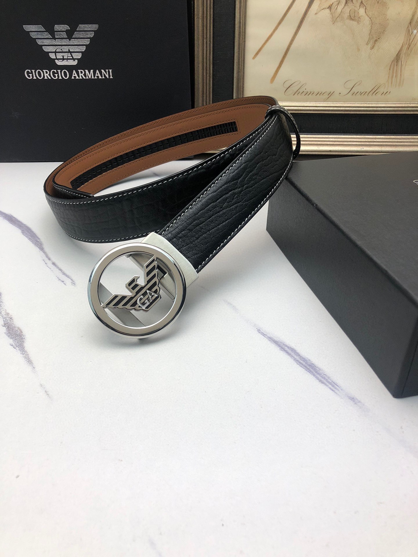 阿曼妮：原單頭層牛皮大象皮紋面，內襯頭層小牛皮底，搭配原單自動扣，可裁剪的自動帶，此款腰帶面雙採用意大利原定廠制進口牛皮帶身 ，對專版櫃足寬3.5