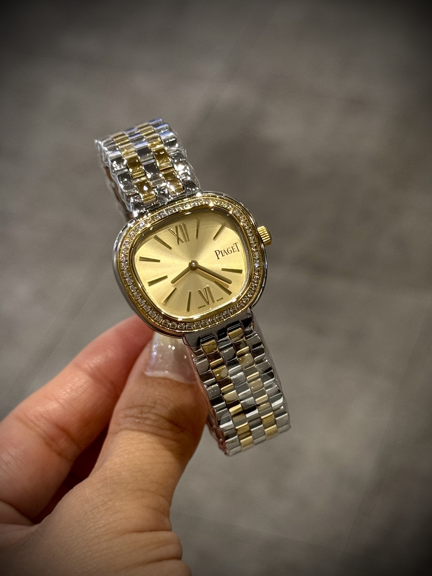 A8 factory•伯爵全新腕表 ﻿ #PiagetSixtie鎏金悅影系列 ﻿ 在瑞士鐘錶展「鐘錶與奇跡」閃亮登場！這款腕表游走於非凡制表工藝與黃金工藝之間，簡直是時尚與藝術的完美結合。Sixtie腕表採用獨特的梯形設計，重新詮釋1960年代末大膽華麗的風格，展現出獨特的魅力與優雅。
✨Sixtie系列腕表
✨直徑29毫米,
✨CNC數控雕刻精鋼梯形表殼
✨專櫃同步超薄厚度僅僅7mm
✨銀色太陽緞面打磨錶盤
✨316L精鋼錶鏈,搭載伯爵進口石英機芯  
認准A8出品！必屬精品！大廠品質！歡迎轉載！