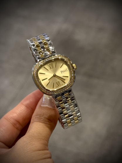 A8 factory•伯爵全新腕表 ﻿ #PiagetSixtie鎏金悅影系列 ﻿ 在瑞士鐘錶展「鐘錶與奇跡」閃亮登場！這款腕表游走於非凡制表工藝與黃金工藝之間，簡直是時尚與藝術的完美結合。Sixtie腕表採用獨特的梯形設計，重新詮釋1960年代末大膽華麗的風格，展現出獨特的魅力與優雅。
✨Sixtie系列腕表
✨直徑29毫米,
✨CNC數控雕刻精鋼梯形表殼
✨專櫃同步超薄厚度僅僅7mm
✨銀色太陽緞面打磨錶盤
✨316L精鋼錶鏈,搭載伯爵進口石英機芯  
認准A8出品！必屬精品！大廠品質！歡迎轉載！