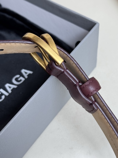 巴黎世家（Balenciaga）寬度2.5cm 是法國的奢侈品牌，作為時尚界最具影響力品牌之一的地位。設計師源於：都市時尚潮流獨特的設計風格，採用進口小牛皮製作；搭配純銅復古五金，使其更具魅力。值得擁有的百搭精品