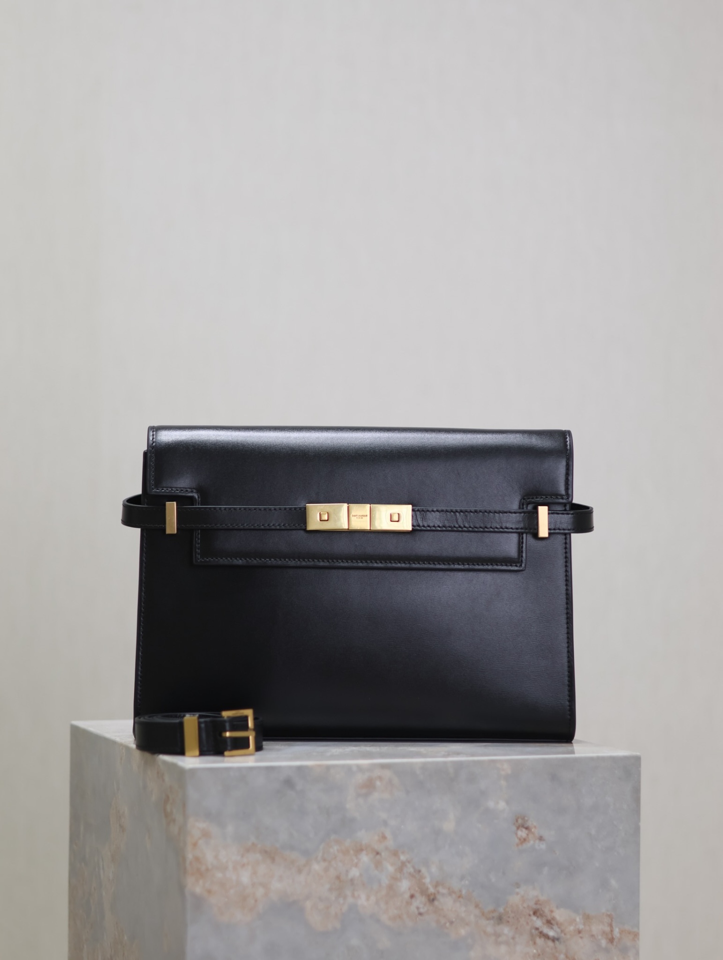 Manhattan_29cm
翻蓋曼哈頓法棍包，一改以往經典的logo，取而代之低調簡約的設計風格，它有點像H家的凱莉，很有復古的味道！商務➕休閒兩者結合，總結起來就是百搭！可以手拿，可以單肩或斜挎，一包多用，滿足了商務型女士，又滿足了小女生的休閒！精心挑選的意大利牙簽紋牛皮、完美的走線、精緻的五金讓整個包包都散髮出高級的味道！
型號：579271
尺寸：29x20.5x7cm