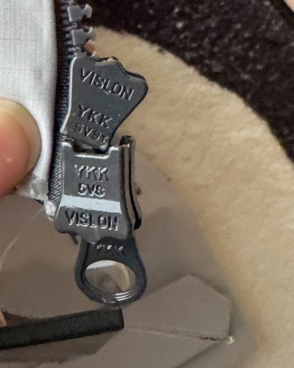 KAILAS凱樂石博格達衝鋒衣！防風防水透氣保溫，六色可選！面料採用與100D Gore-Tex Pro同級防護科技，人性化剪裁設計立體剪裁在肩部、肘部預留充足活動空間，背負重包時也不會束縛動作。風帽後側設有抽繩調節系統，暴雨時收緊可防止雨水糊臉；袖口採用鈎環固定，大幅活動時不易移位。透氣與輕量平衡腋下雙拉鍊設計能在運動時形成有效通風。整體重量控制得當，長途徒步不會造成負擔。可拆卸內膽：三合一設計最驚喜的是羽絨內膽
羽絨內膽特別輕便，保暖效果很好；可拆卸，很方便穿脫，拆掉羽絨內膽，就是一件風殼