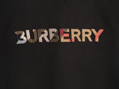 🔝BURBERRY巴寶莉BBR 八色字母繡圓領衛衣 
原版6350購入，原版採用400g 巴寶莉專用反面牛肚面料，反向毛圈底紗 魚鱗布料，螺紋450g雙紗，顏色按布料訂染，原版一致。
前幅進口機立體繡花，凹凸形狀與原版一致，羅紋針織包邊及絨里收納口袋均採用加固縫製，強化功能耐用性；在休閒運動中注入內斂英倫格調。整體完美平衡經典符號的當代轉化、穿著舒適度與日常實用性，成為詮釋現代精英休閒風的典範之作。男女同款
B Size：S-XL