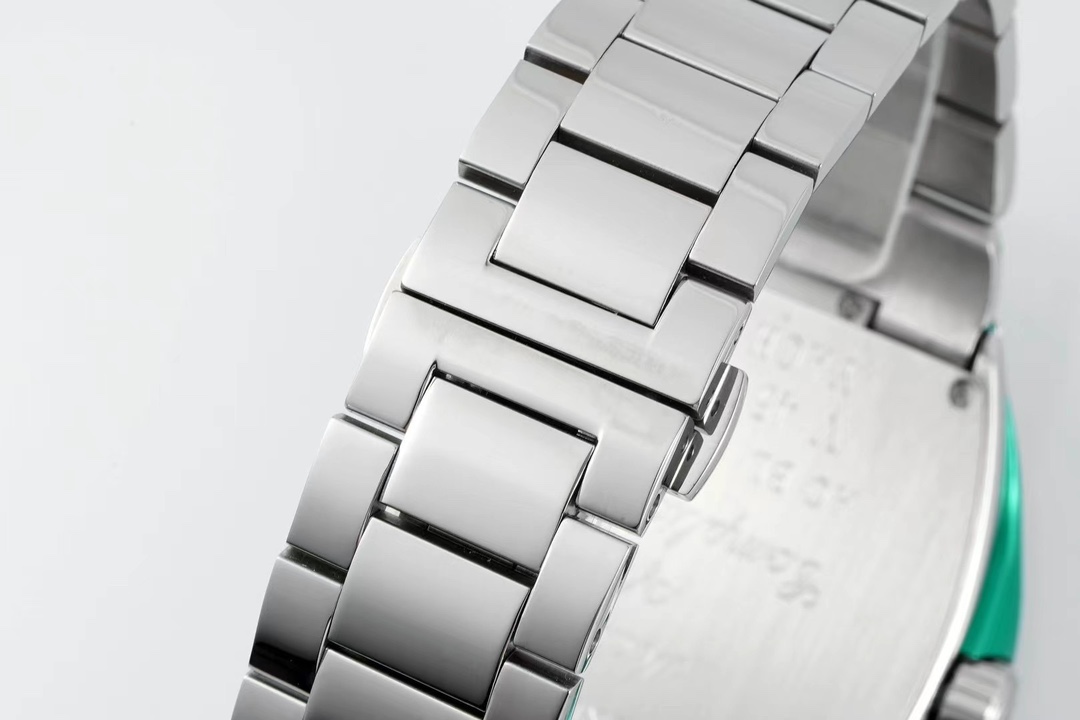 ABF 最高品質 綠遊艇 新款到貨 Franck Muller 法蘭克穆勒 Vanguard Yachting V45遊艇系列 44x54 mm
1.表殼100%原版開模 特別是三明治結構表殼 中間內側 藍色的側槽和把頭位置凸出來的藍色耳位 更是使表殼的製作過程更加困難 然後歷時10個多月經過多次初版校對 終於研發製作成功 完全採用316精鋼製作 而非市場低成本的塑膠模具 
2.本版本V45綠色遊艇字面 真法郎字丁 都是採用原裝1：1高度的數字凹邊內法郎烤真丁 成本高 製作複雜 良品率低 字面下層有放大鏡