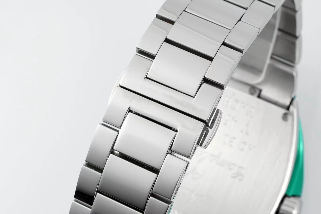 ABF 最高品質 綠遊艇 新款到貨 Franck Muller 法蘭克穆勒 Vanguard Yachting V45遊艇系列 44x54 mm
1.表殼100%原版開模 特別是三明治結構表殼 中間內側 藍色的側槽和把頭位置凸出來的藍色耳位 更是使表殼的製作過程更加困難 然後歷時10個多月經過多次初版校對 終於研發製作成功 完全採用316精鋼製作 而非市場低成本的塑膠模具 
2.本版本V45綠色遊艇字面 真法郎字丁 都是採用原裝1：1高度的數字凹邊內法郎烤真丁 成本高 製作複雜 良品率低 字面下層有放大鏡