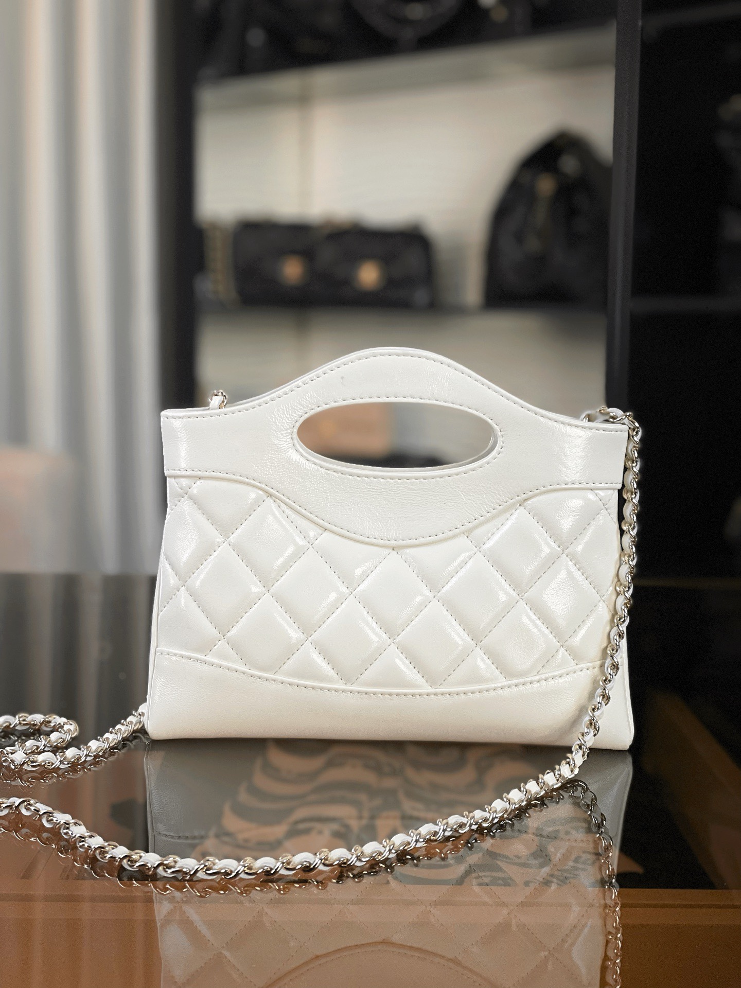 特▪️級鋼 到貨
全新到貨🆕𝗖𝗵𝗮𝗻𝗲𝟭 𝟮𝟓𝐏 羊皮系列
𝟥𝟣𝖡𝖺𝗀 𝖭𝖺𝗇𝗈 白色

𝟐𝟓𝐏橫版𝟥𝟣𝗆𝗂𝗇𝗂可愛無敵𝖦𝖾𝗍❕
“包王”經典再現巧妙設計🪄
滿足了時髦精的在所期待啦…
軟萌感讓我毫無抵抗力〰️

五金：厚鍍𝟣𝟦𝖪淡金
皮料:   金標𝗓𝗉原廠小羊皮
尺寸：𝟣𝟩.𝟧*𝟤𝟢.𝟧*𝟥.𝟧 𝖼𝗆
3656