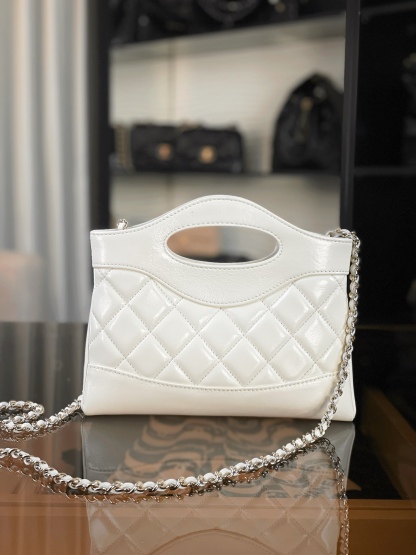 特▪️級鋼 到貨
全新到貨🆕𝗖𝗵𝗮𝗻𝗲𝟭 𝟮𝟓𝐏 羊皮系列
𝟥𝟣𝖡𝖺𝗀 𝖭𝖺𝗇𝗈 白色

𝟐𝟓𝐏橫版𝟥𝟣𝗆𝗂𝗇𝗂可愛無敵𝖦𝖾𝗍❕
“包王”經典再現巧妙設計🪄
滿足了時髦精的在所期待啦…
軟萌感讓我毫無抵抗力〰️

五金：厚鍍𝟣𝟦𝖪淡金
皮料:   金標𝗓𝗉原廠小羊皮
尺寸：𝟣𝟩.𝟧*𝟤𝟢.𝟧*𝟥.𝟧 𝖼𝗆
3656