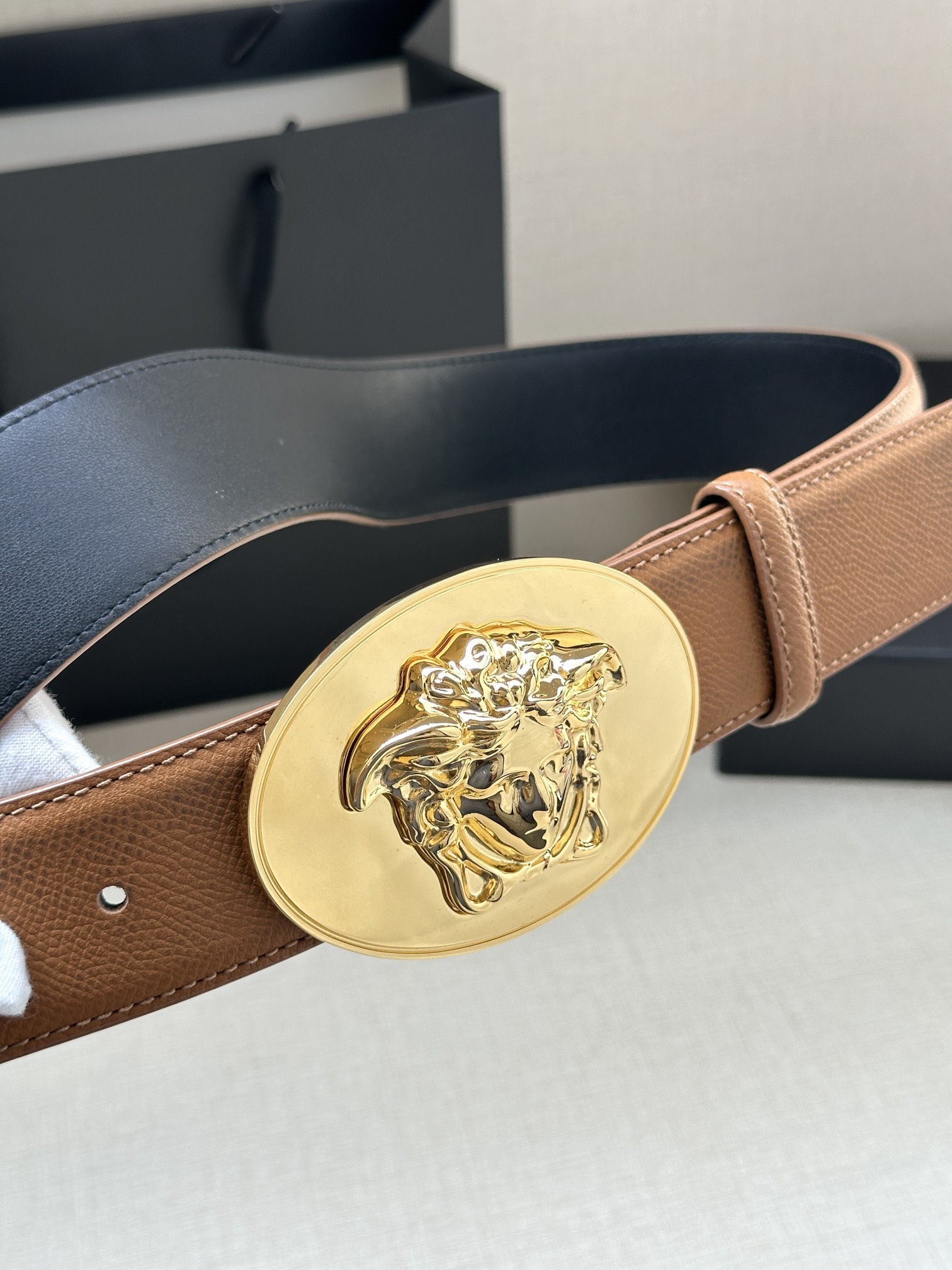 寬度：4.0cm （範思哲） 此款橢圓五金配件、腰帶飾有標誌性的Versace美杜莎頭像扣，彰顯品牌格調。是一款精美的衣櫥必備單品。
