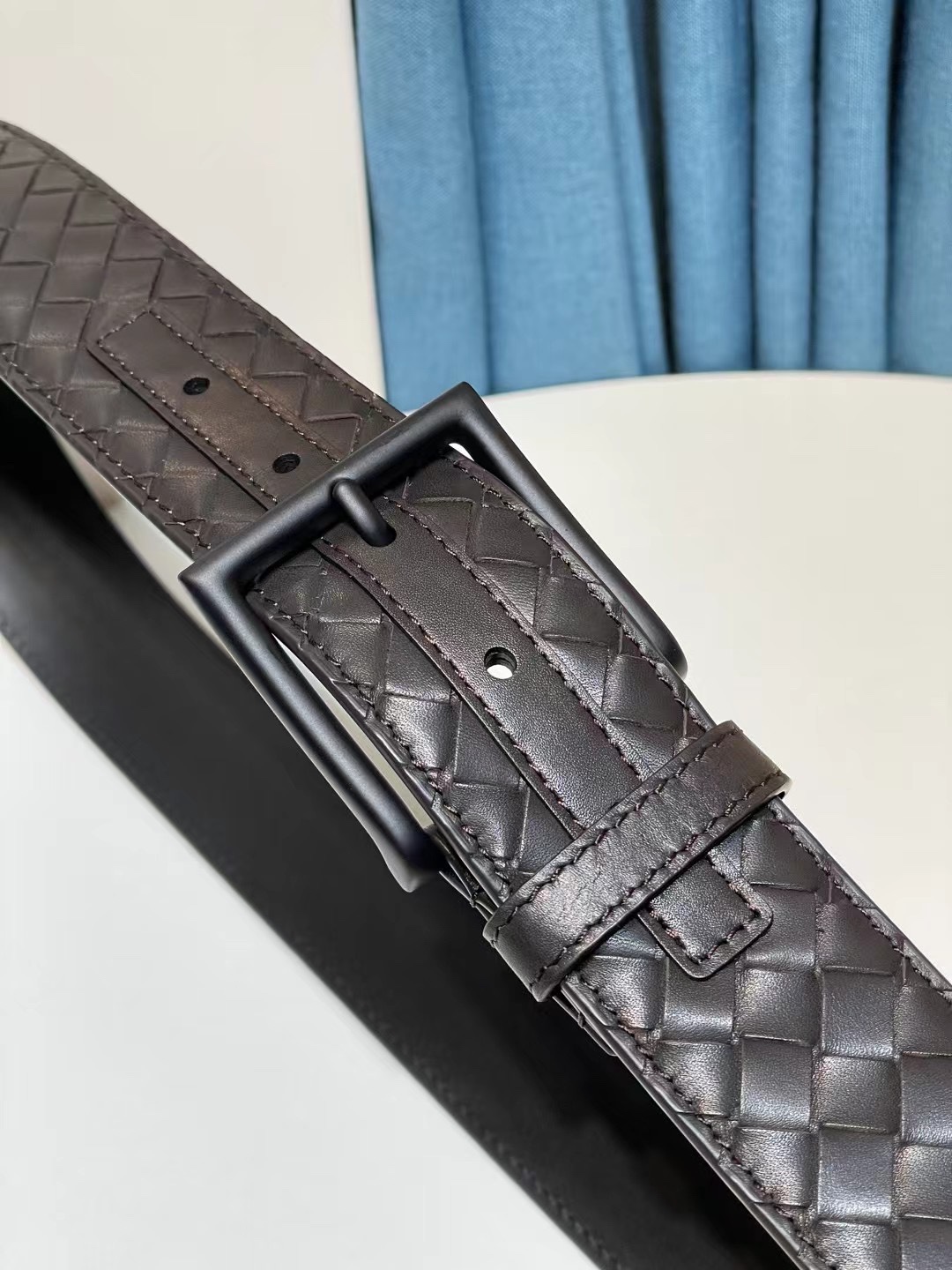 🔥🔥新 🆕純手工編織皮帶可為休閒裝或正裝造型增添優雅韻味，🔥是低調奢華的典範。[嘴唇]採用意大利柔軟的胎小牛皮全手工精工打造而成，鎳色五金扣頭令其更顯獨特別緻、🔥[嘴唇]優雅迷人氣息。[強]4.0cm寬