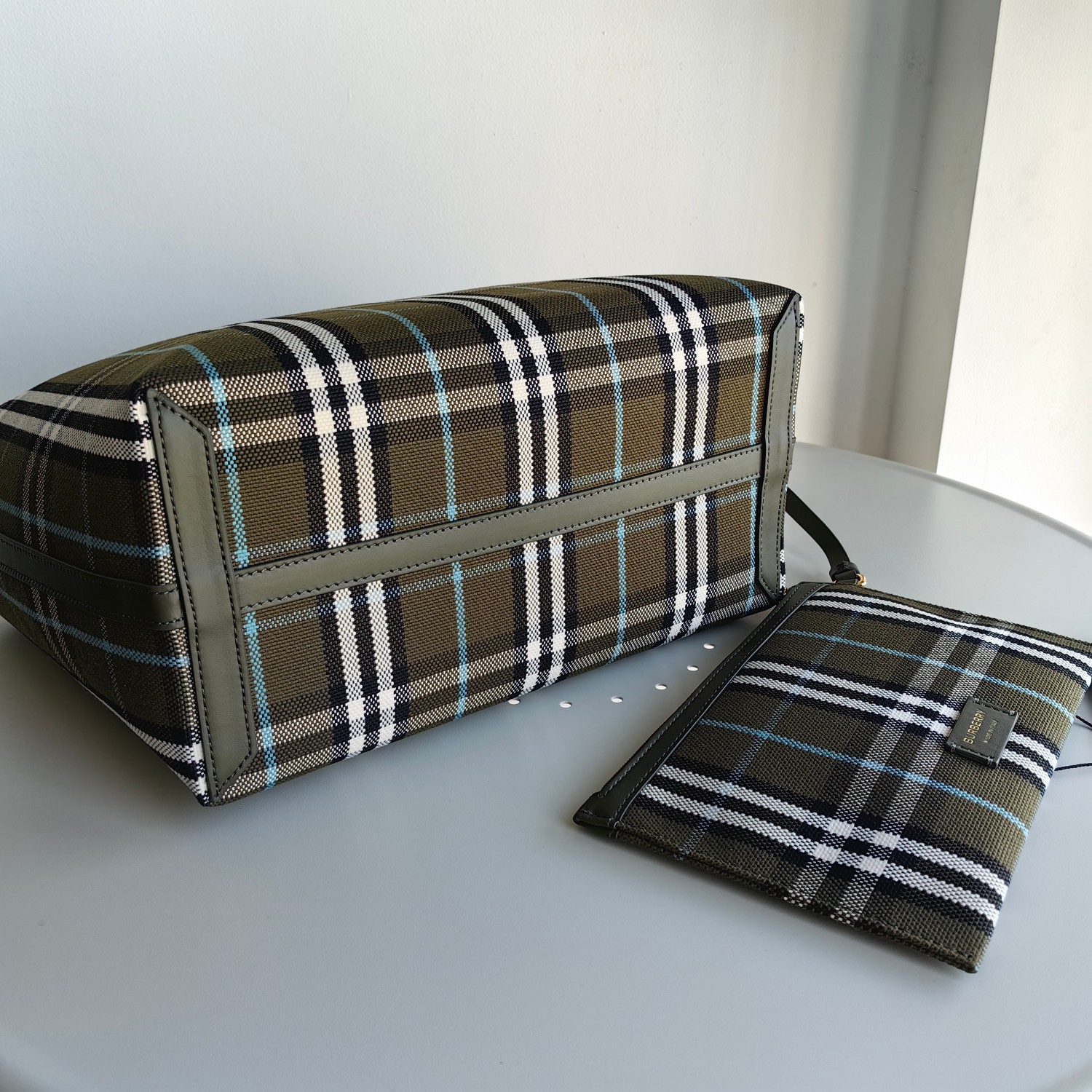 原單Burberry 格紋棉質帆布
頂部皮革提柄
敞口設計
手繪塗漆邊緣
光澤金屬配件
可拆式拉鍊收納袋
頂部皮革提柄
敞口設計
手繪塗漆邊緣
光澤金屬配件
可拆式拉鍊收納袋
商品 80783781
尺寸 51 18 29