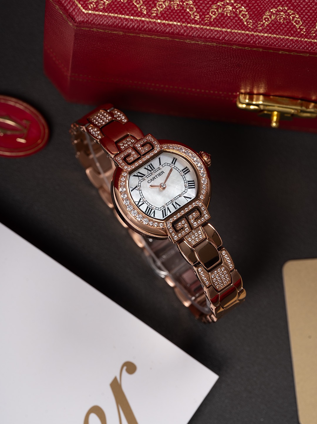 全新第6代升級版全面到貨，🎀🎀
CARTIER 卡地亞-—Tortue（龜形）🎮1480系列全面升級版到貨（此次更新底蓋蝕字加深，整體更接近原裝字體，皮表則升級為原版頭層意大利🇮🇹小牛皮、匠心打造還原原裝美感）當所有的腕表都是圓形的、Tortue腕表前衛的龜甲形設計元素、開角處的緊箍咒形雙向設計寓意“愛你一萬年”呼應卡家一貫的品牌設計理念，“經過那麼長時間你依舊是我最愛的人”細心挑選每一個八箭八星鑽石，秉著超越傳統追求創新的設計理念，再次成為了經典傳世之作！錶針：1600攝氏度淬火而成的燒鋼