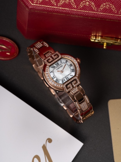 全新第6代升級版全面到貨，🎀🎀
CARTIER 卡地亞-—Tortue（龜形）🎮1480系列全面升級版到貨（此次更新底蓋蝕字加深，整體更接近原裝字體，皮表則升級為原版頭層意大利🇮🇹小牛皮、匠心打造還原原裝美感）當所有的腕表都是圓形的、Tortue腕表前衛的龜甲形設計元素、開角處的緊箍咒形雙向設計寓意“愛你一萬年”呼應卡家一貫的品牌設計理念，“經過那麼長時間你依舊是我最愛的人”細心挑選每一個八箭八星鑽石，秉著超越傳統追求創新的設計理念，再次成為了經典傳世之作！錶針：1600攝氏度淬火而成的燒鋼