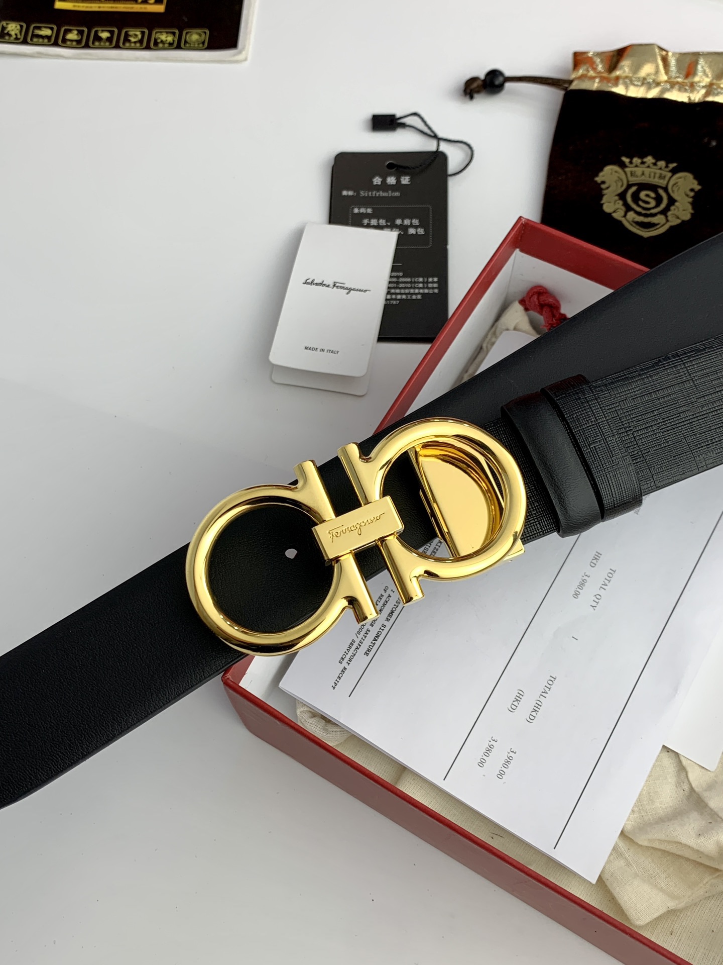 〖F家〗這款皮帶採用雙面小牛皮，搭配純銅八字扣，打造高雅考究的造型。寬3.5cm，長度可調節，達到量身定制般的修身效果。