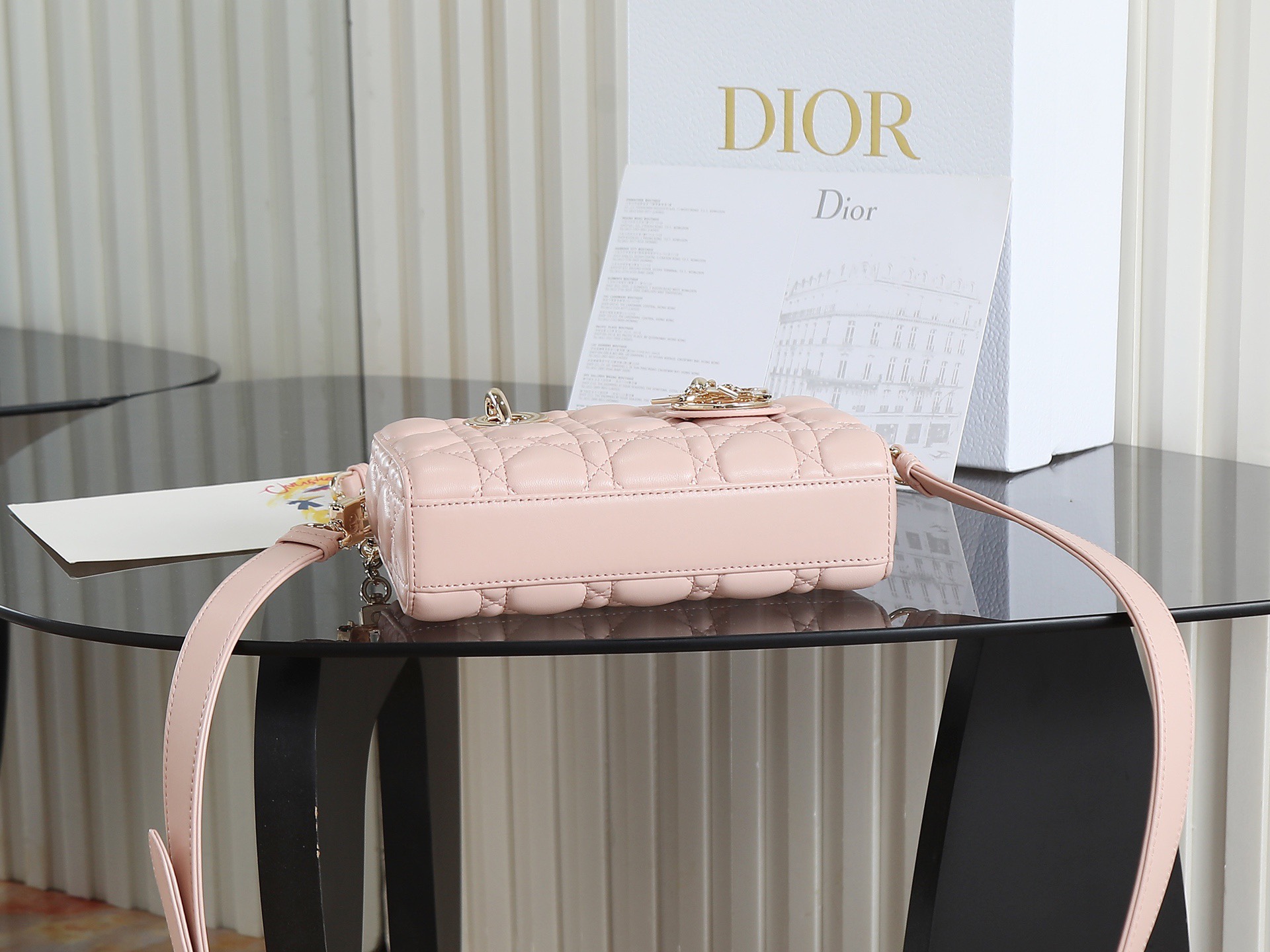 原廠級 粉色 迷你尺寸
𝗗𝗶𝗼𝗿 𝗗-𝗝𝗼𝘆 𝗯𝗮𝗴羊皮2025款新款
時尚果然就是輪回，回歸了一把中古戴妃
長方包形，短鏈條➕細長肩帶直接封神！！
復古時髦感超強，真是什麼場合都可以把住
絕對是lady中的天花板了，強勢出圈啦姐妹們
款號：0636
尺寸：19x10.5x5.5cm
