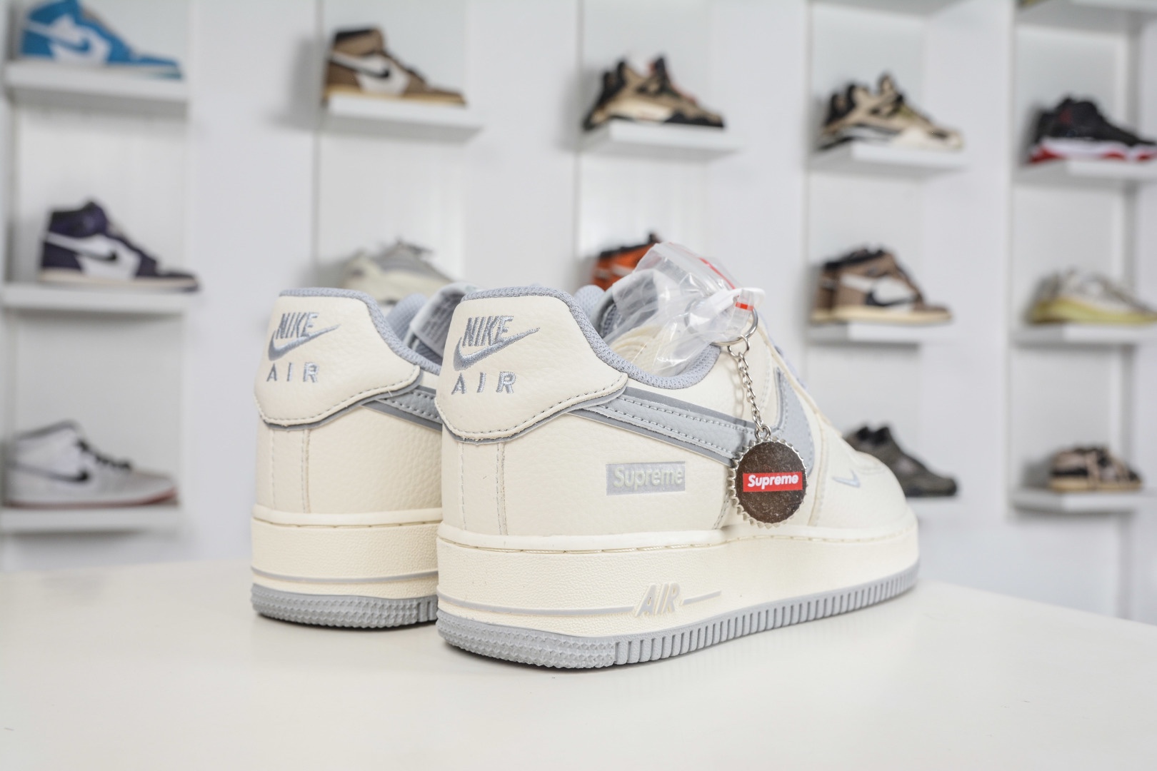 Nike Air Force 1 Low 07 x Supreme SUP聯名-反光灰 
貨號:DD1982 338
Size：36 36.5 37.5 38 38.5 39 40 40.5 41 42 42.5 43 44 44.5 45