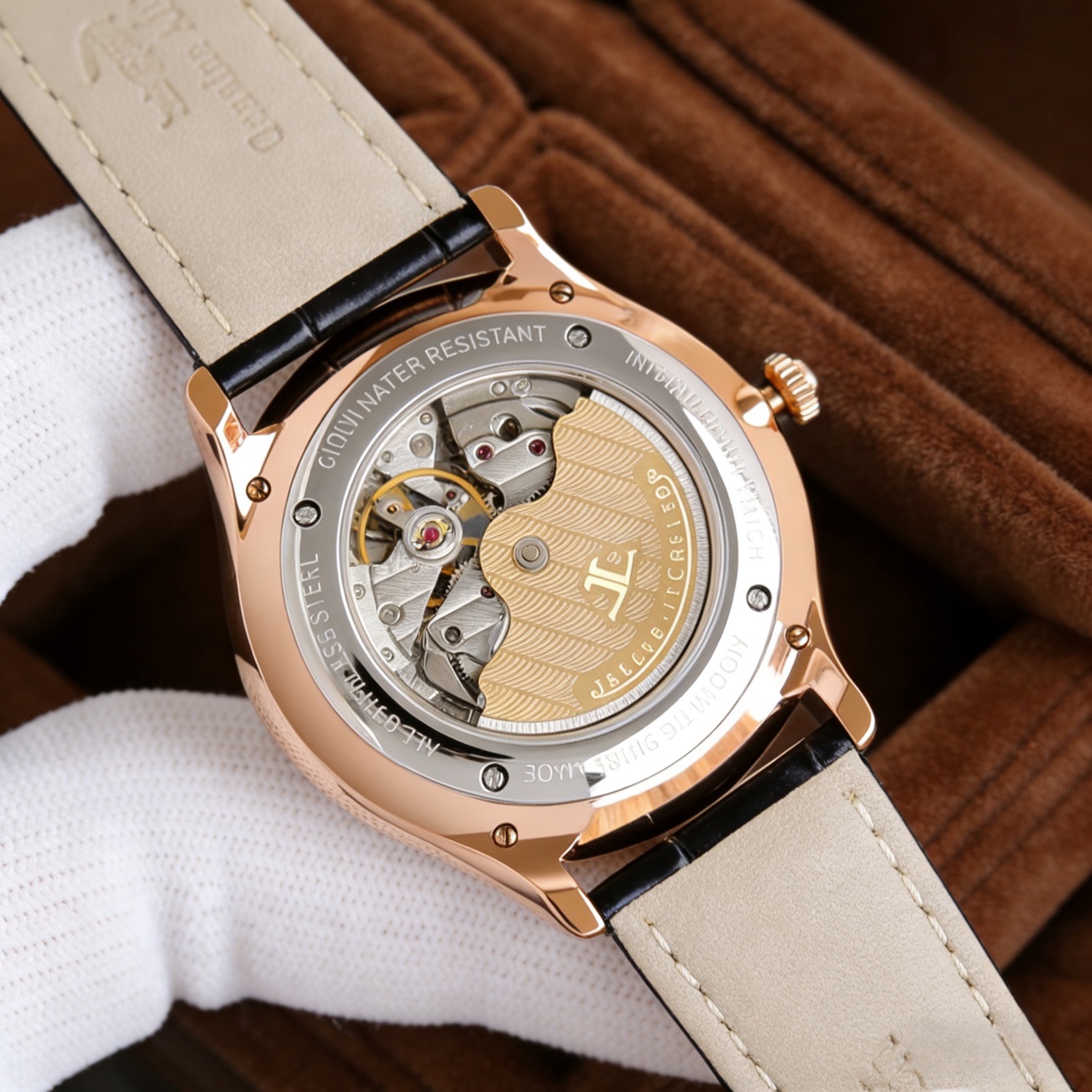 升級版全面到貨，頂級品質-積家Jaeger-LeCoultre 精品男士腕表，四針分離，技藝精湛，獨具匠心，尊貴大氣，紳士風格。採用亞洲進口的全自動28S6機械機芯（零返修質量，漩渦式小飛輪增添機械美感）簡約而不失簡單，頂級316L精鋼表殼，進口小牛皮錶帶，超強高清寶石💎鏡面，尺寸41*10.5mm，具體升級細節如下：【表殼】
1.表殼依舊保留圓潤的品牌經典元素外觀，採用904精鋼材質打造而成，經拋光潤飾，更顯精美華麗的設計風格，材質堅固耐用
2.平面部分均與正品一致經拋光處理，側邊採用磨砂處理