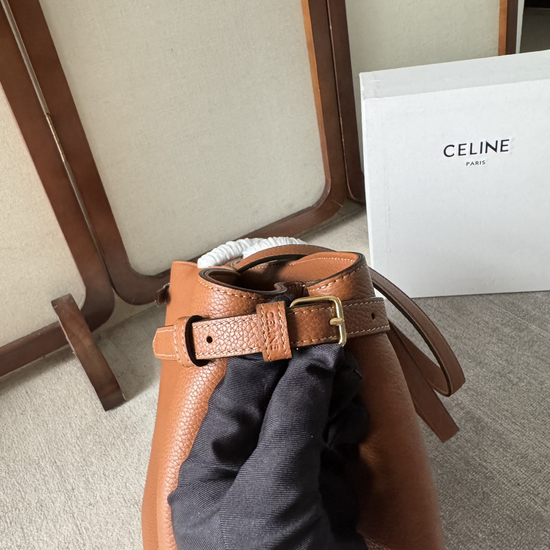 CELINE  24夏季新款Cabas 托特包👜
高級百搭又實用/購物袋的款式
展現著簡約美學和實用性～❤️
大容量設計～無論是日常出街還是通勤 都能輕鬆裝下各種物品～袋口可自主調節大小🌹
款號 116853 尺寸：54*29*15cm