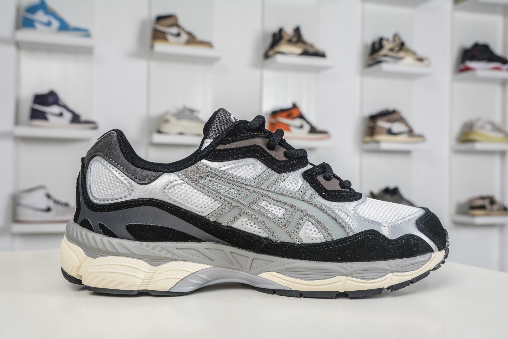 Asics Gel-NYC 亞瑟士運動休閒透氣專業跑鞋 
貨號: 1203A789 750
尺碼：36 37 37.5 38 39.5 40 40.5 41.5 42 42.5 43.5 44 45