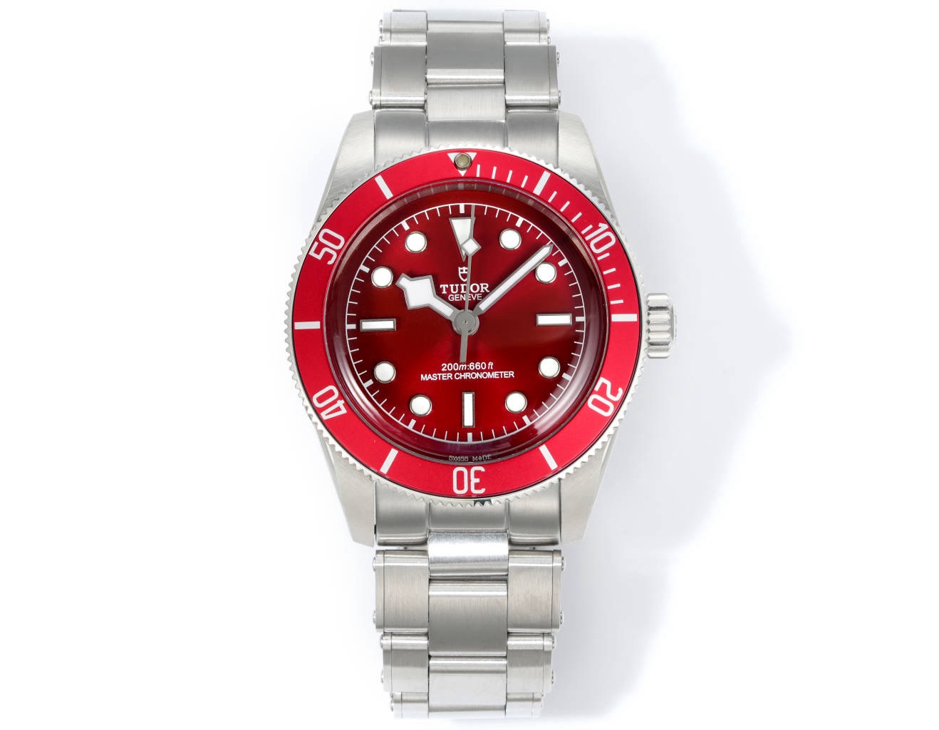 廠帝舵 TUDOR   碧灣系列對於帝舵來說，無疑是一個龐大的產品線，在今年推出了一隻全新的單色碧灣，以絕對的實力被認為是勞力士無歷黑水鬼的平替！今年推出的這只全新單色碧灣，也迎來了碧灣第三次制表科技和煥新美學風格上的革新。
1.新款碧灣迎來新的改革，升級夜光珠，而正品同步凹入式，搭配的是圓拱形藍寶石表鏡，更顯復古感📸 
2.腕表採用不鏽鋼材質打造表殼，經過精細的磨光與磨砂處理，呈現出獨特的質感和光澤度。同勞力士水鬼一樣，表殼採用41毫米尺寸，也是沿襲了“原版”碧灣的直徑，既適合日常佩戴，又能展現出腕