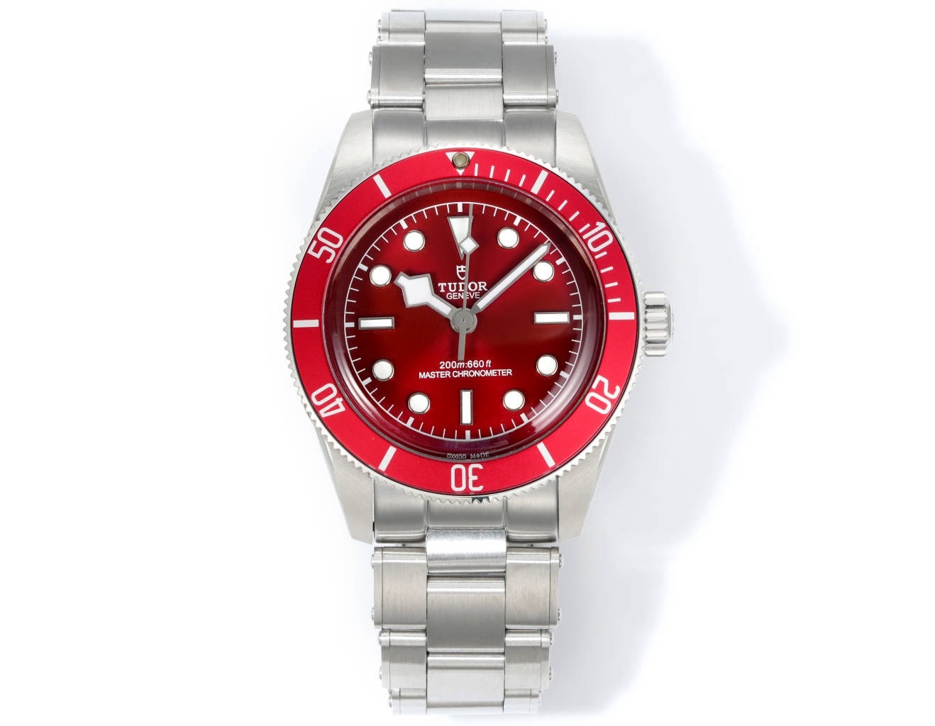 廠帝舵 TUDOR   碧灣系列對於帝舵來說，無疑是一個龐大的產品線，在今年推出了一隻全新的單色碧灣，以絕對的實力被認為是勞力士無歷黑水鬼的平替！今年推出的這只全新單色碧灣，也迎來了碧灣第三次制表科技和煥新美學風格上的革新。
1.新款碧灣迎來新的改革，升級夜光珠，而正品同步凹入式，搭配的是圓拱形藍寶石表鏡，更顯復古感📸 
2.腕表採用不鏽鋼材質打造表殼，經過精細的磨光與磨砂處理，呈現出獨特的質感和光澤度。同勞力士水鬼一樣，表殼採用41毫米尺寸，也是沿襲了“原版”碧灣的直徑，既適合日常佩戴，又能展現出腕