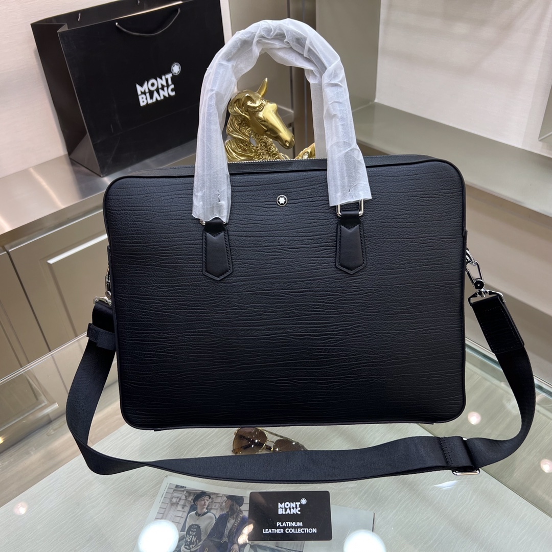 Montblanc International（萬寶龍）🔥萬寶龍新款男士公文包，採用進口頭層牛皮製作，搭配頂級五金配件，在公文包系列中實屬佼佼者。商務人士與潮流達人皆適用的款式。[色]喜歡的速度下單✅
型號：66216-1
尺寸：39-29-6.5
顏色：黑色